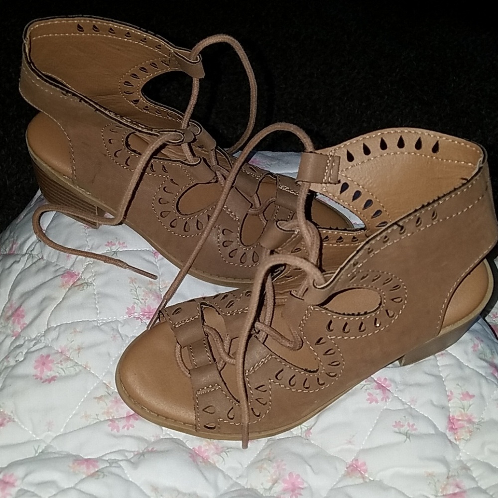 Kids sandals with hill
